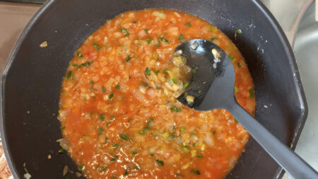 トマトペースト、チキン茹で汁で煮込む